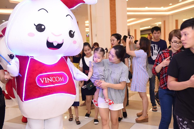 Sau màn biểu diễn ở quảng trường, các chú Thỏ Vincom đi giao lưu, tặng "bóng mặt trăng" may mắn cho trẻ em ở Royal City, khép lại một đêm hội nhiều niềm vui. Sáng 22/9, các "đại sứ" thỏ này sẽ chia nhau tỏa đi các Trung tâm Thương mại Vincom để giao lưu với các bạn nhỏ khắp mọi miền đất nước. Sau màn biểu diễn ở quảng trường, các chú Thỏ Vincom đi giao lưu, tặng "bóng mặt trăng" may mắn cho trẻ em ở Royal City, khép lại một đêm hội nhiều niềm vui. Sáng 22/9, các "đại sứ" thỏ này sẽ chia nhau tỏa đi các Trung tâm Thương mại Vincom để giao lưu với các bạn nhỏ khắp mọi miền đất nước.