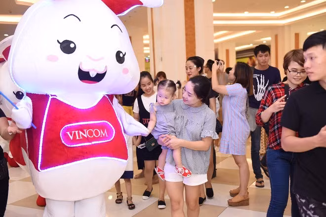 Sau màn biểu diễn ở quảng trường, các chú Thỏ Vincom đi giao lưu, tặng "bóng mặt trăng" may mắn cho trẻ em ở Royal City, khép lại một đêm hội nhiều niềm vui. Sáng 22/9, các "đại sứ" thỏ này sẽ chia nhau tỏa đi các Trung tâm Thương mại Vincom để giao lưu với các bạn nhỏ khắp mọi miền đất nước.