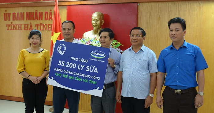 Bà Lê Tuyết Mai, Phó Giám đốc Quỹ Bảo trợ Trẻ em Việt Nam, ông Đậu Phi Tú – Giám đốc Trang trại Vinamilk Hà Tĩnh trao bảng tượng trưng 55.200 ly sữa, tương đương 358.248.000 đồng cho trẻ em vùng lũ Hà Tĩnh. Bà Lê Tuyết Mai, Phó Giám đốc Quỹ Bảo trợ Trẻ em Việt Nam, ông Đậu Phi Tú – Giám đốc Trang trại Vinamilk Hà Tĩnh trao bảng tượng trưng 55.200 ly sữa, tương đương 358.248.000 đồng cho trẻ em vùng lũ Hà Tĩnh.