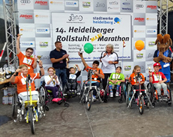 Trao giải cho các vận động viên chạy vào ngày hội thể thao 2017 Trao giải cho các vận động viên chạy vào ngày hội thể thao 2017