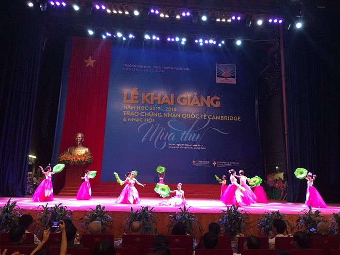 Điệu múa uyển chuyển “Hương sắc Hà Nội" của các cô giáo và nữ sinh Trường Nguyễn Siêu. Điệu múa uyển chuyển “Hương sắc Hà Nội" của các cô giáo và nữ sinh Trường Nguyễn Siêu.