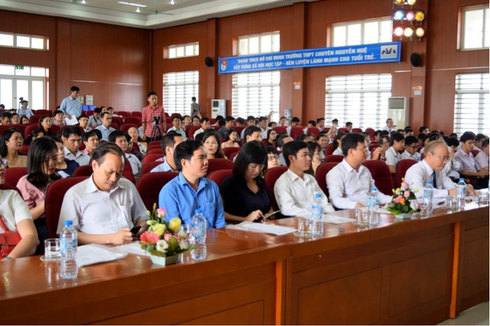 Các đại biểu tham dự buổi lễ. Các đại biểu tham dự buổi lễ.