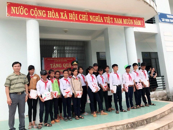 Thầy trò Trường Trung học phổ thông Huỳnh Thúc Kháng (Quảng Ngãi) đi tặng quà học sinh vùng cao. Thầy trò Trường Trung học phổ thông Huỳnh Thúc Kháng (Quảng Ngãi) đi tặng quà học sinh vùng cao.