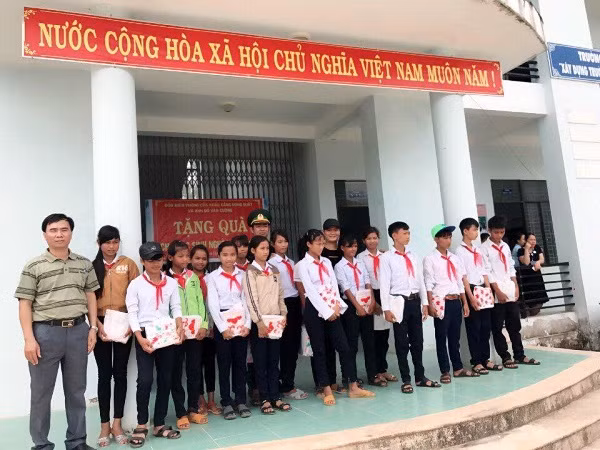 Thầy trò Trường Trung học phổ thông Huỳnh Thúc Kháng (Quảng Ngãi) đi tặng quà học sinh vùng cao.