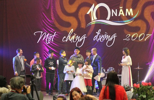 Phát phần thưởng cho các cháu có thành tích học tập tốt