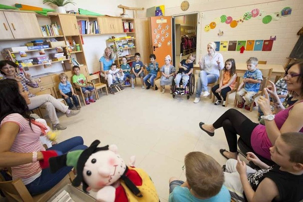 Các cô giáo và bé tàn tật trong giờ học ở vườn trẻ. Các cô giáo và bé tàn tật trong giờ học ở vườn trẻ.