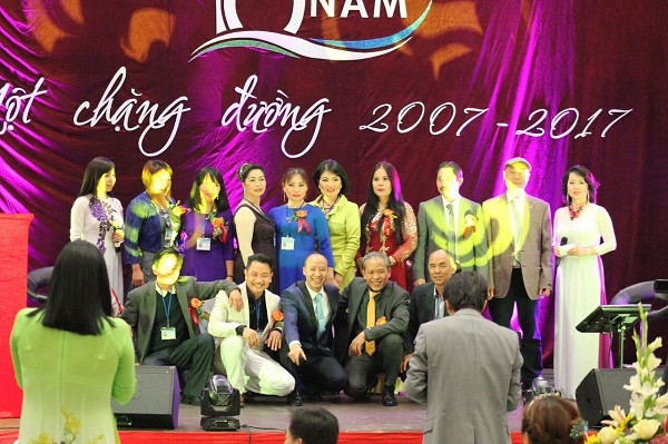 Ban chấp hành Hội văn hóa Việt Nam thành phố Ausburg chụp ảnh kỷ niệm.