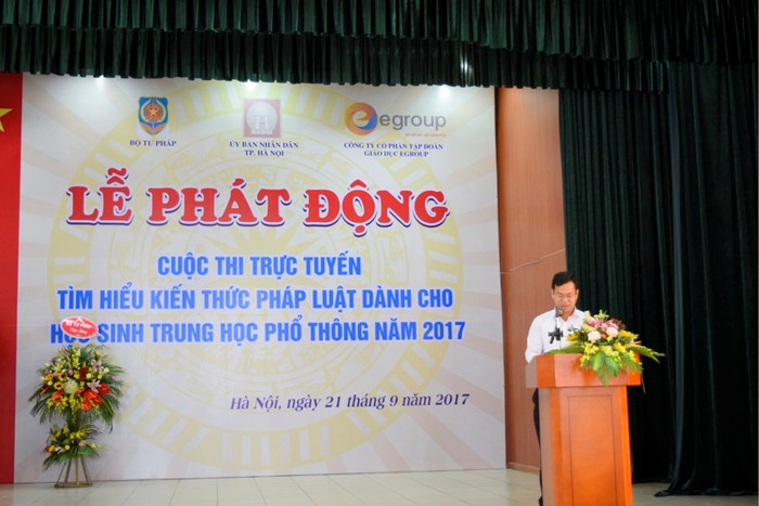 Ông Đỗ Xuân Lân - Vụ trưởng Vụ Phổ biến, giáo dục pháp luật, Bộ Tư pháp công bố thể lệ cuộc thi. Ông Đỗ Xuân Lân - Vụ trưởng Vụ Phổ biến, giáo dục pháp luật, Bộ Tư pháp công bố thể lệ cuộc thi.