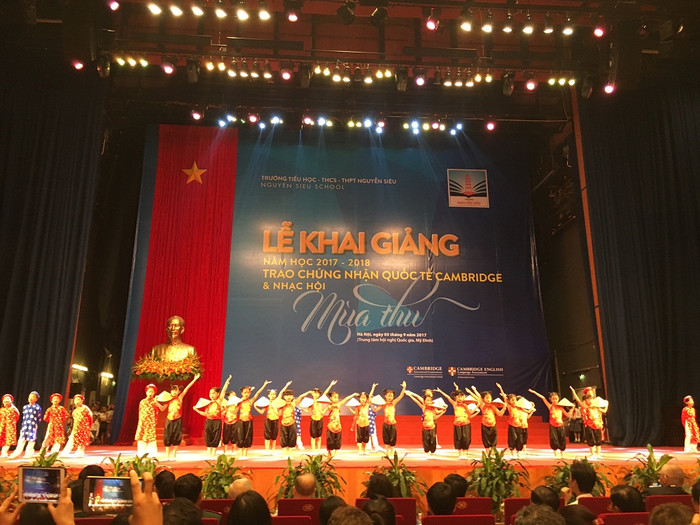 Bài múa hát "Hello Việt Nam" của các học sinh tiểu học Trường Nguyễn Siêu. Bài múa hát "Hello Việt Nam" của các học sinh tiểu học Trường Nguyễn Siêu.