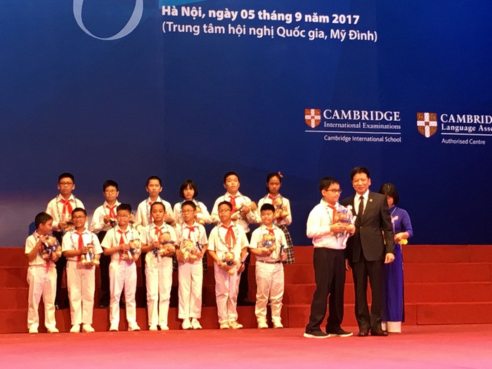 Những học sinh xuất sắc được trao học bổng Nguyễn Siêu và chứng nhận quốc tế Cambridge. Những học sinh xuất sắc được trao học bổng Nguyễn Siêu và chứng nhận quốc tế Cambridge.