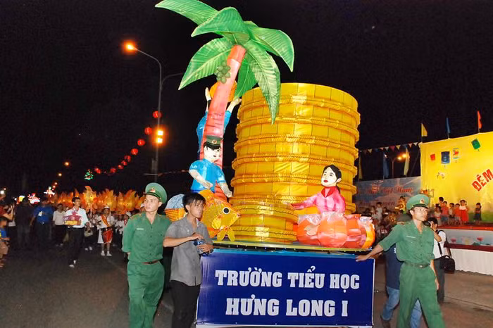 Các trường học phải huy động tiền bạc và sức lực của mọi người để có những tác phẩm đèn lồng dự thi. (Ảnh: Đỗ Quyên)