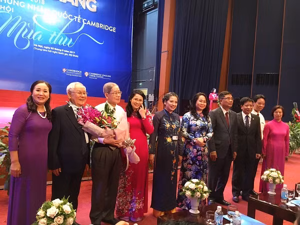 Đồng chí Nguyễn Khánh là vị lãnh đạo Đảng, Nhà nước đầu tiên đến với trường Nguyễn Siêu từ những ngày đầu thành lập và vẫn luôn dõi theo từng bước phát triển của nhà trường.