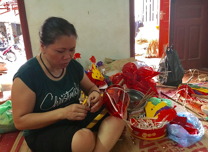 Bà Nguyễn Thị Tuyến đang hoàn thiện chiếc đèn con tôm. (Ảnh: Hồ Thu). Bà Nguyễn Thị Tuyến đang hoàn thiện chiếc đèn con tôm. (Ảnh: Hồ Thu).