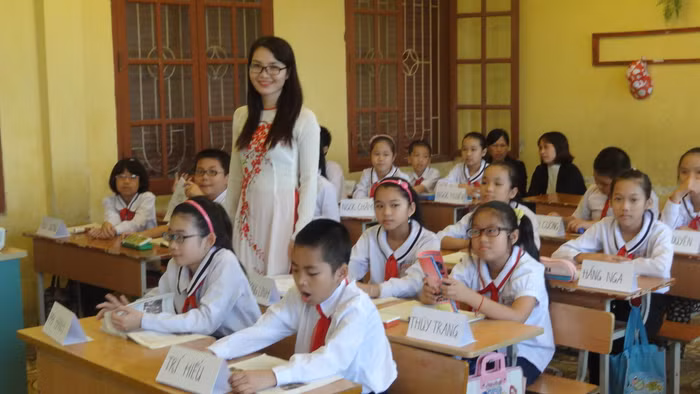 Đối với các cô giáo, áo dài vẫn là trang phục đẹp nhất. (Ảnh minh hoạ, nguồn: haian.edu.vn)