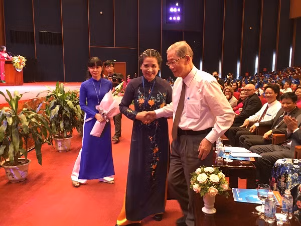 Lãnh đạo nhà trường tặng hoa đồng chí Nguyễn Khánh, nguyên Bí thư Trung ương Đảng, Nguyên Phó Thủ Tướng Chính phủ.