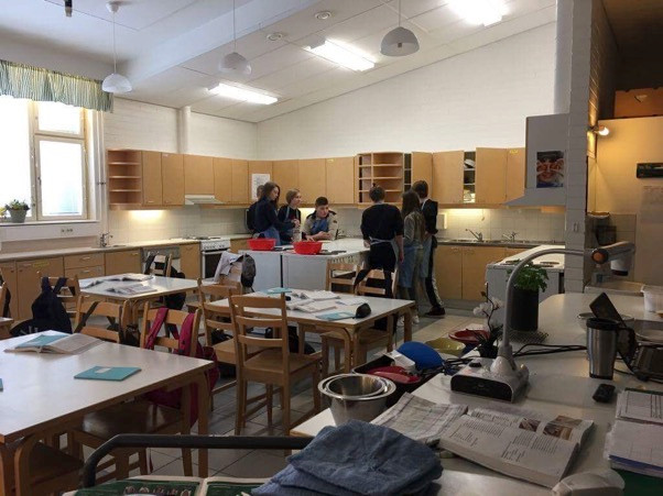 Lớp học Gia chánh của học sinh lớp 8 tại Phần Lan.