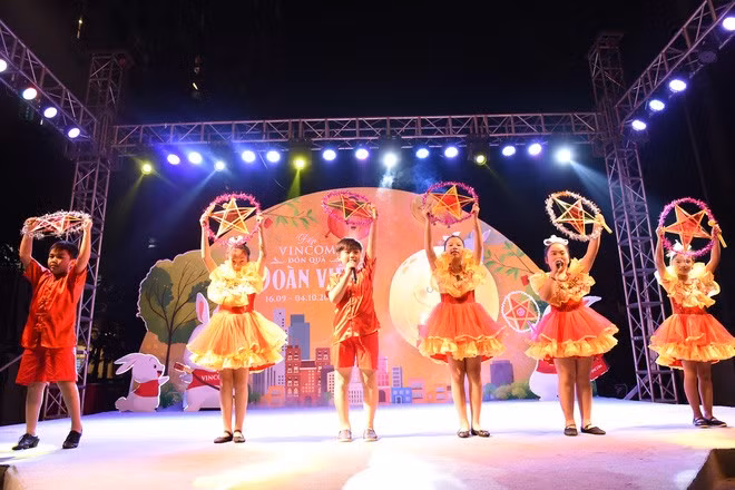 Lễ thắp sáng "Vạn thỏ ngắm siêu trăng" cũng là buổi lễ khai mạc chuỗi hoạt động mùa Trung thu mang tên "Đến Vincom - Đón quà đoàn viên". Từ 19 giờ, các tiết mục nghệ thuật với sự tham gia của các nghệ sĩ nhí mang đến không khí Trung thu đầy sắc màu tươi vui.