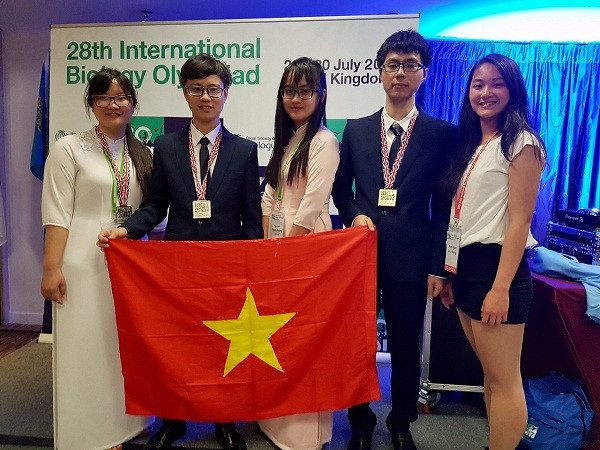 Thảo và các bạn tại kì thi Olympic Sinh học quốc tế tại Vương quốc Anh. (Ảnh: Nhân vật cung cấp) Thảo và các bạn tại kì thi Olympic Sinh học quốc tế tại Vương quốc Anh. (Ảnh: Nhân vật cung cấp)