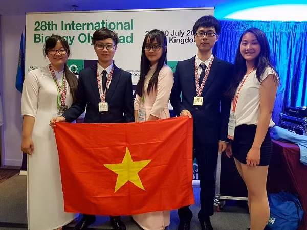 Thảo và các bạn tại kì thi Olympic Sinh học quốc tế tại Vương quốc Anh. (Ảnh: Nhân vật cung cấp)