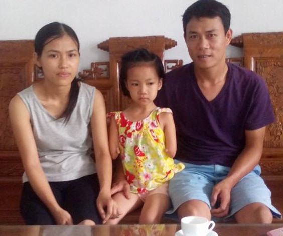Vợ chồng anh Nguyễn Văn Tuấn chị Nguyễn Thị Nương cùng con gái Nguyễn Như Linh