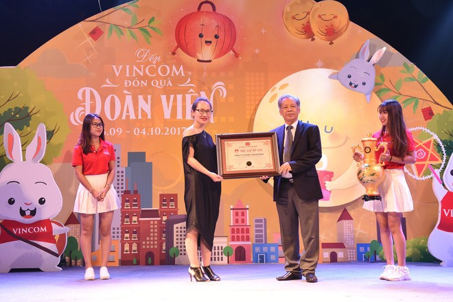 Trong đêm hội, đại diện Tổ chức Kỷ lục Việt Nam trao bằng xác nhận kỷ lục cho đại diện của Vincom Mega Mall Royal City. Với sự chuẩn bị kỳ công, "Vạn thỏ ngắm siêu trăng" đã đạt kỷ lục "Đèn Mặt trăng lớn nhất Việt Nam". Trong đêm hội, đại diện Tổ chức Kỷ lục Việt Nam trao bằng xác nhận kỷ lục cho đại diện của Vincom Mega Mall Royal City. Với sự chuẩn bị kỳ công, "Vạn thỏ ngắm siêu trăng" đã đạt kỷ lục "Đèn Mặt trăng lớn nhất Việt Nam".