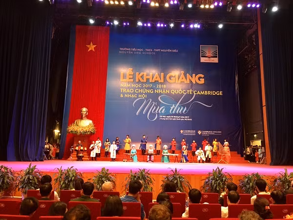 Nhạc hội mùa thu mở màn với phần biểu diễn nhạc cụ dân tộc của thầy và trò trường Nguyễn Siêu.