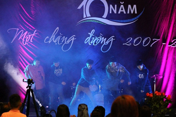 Nhảy Break Dance của các cháu thiếu niên Ausburg