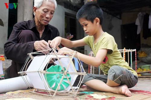 Giờ đây, ít gia đình có thời gian cùng con cháu làm đồ chơi Trung thu. Trong ảnh, ông Quyền ở Thanh Oai, Hà Nội đang hướng dẫn cháu nhỏ làm chiếc đèn kéo quân. (Ảnh: Vov.vn) Giờ đây, ít gia đình có thời gian cùng con cháu làm đồ chơi Trung thu. Trong ảnh, ông Quyền ở Thanh Oai, Hà Nội đang hướng dẫn cháu nhỏ làm chiếc đèn kéo quân. (Ảnh: Vov.vn)
