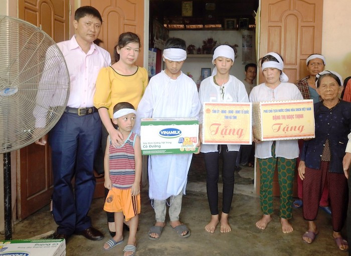 Đoàn công tác tới thăm hỏi và tặng quà gia đình anh Nguyễn Thu Lộc – người đã gặp tai nạn và mất trong quá trình giúp dân khắc phục hậu quả của cơn bão tại tỉnh Hà Tĩnh. Đoàn công tác tới thăm hỏi và tặng quà gia đình anh Nguyễn Thu Lộc – người đã gặp tai nạn và mất trong quá trình giúp dân khắc phục hậu quả của cơn bão tại tỉnh Hà Tĩnh.