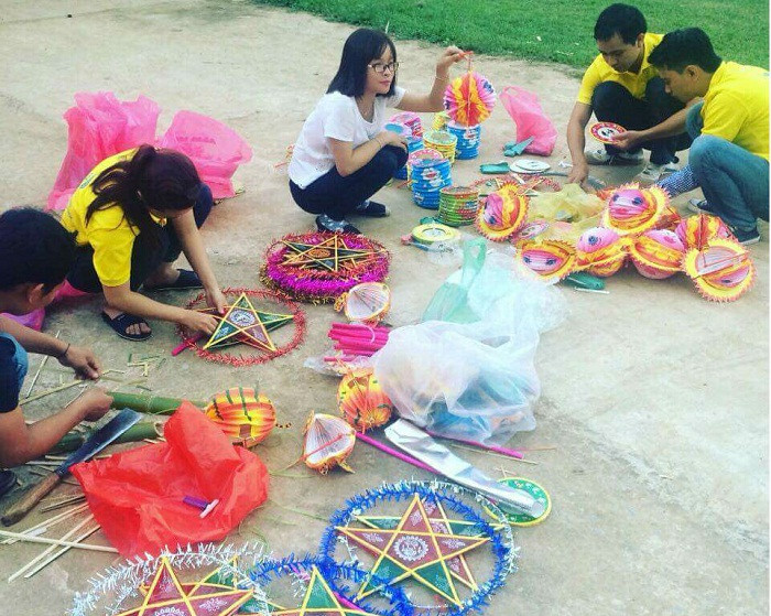 Các thành viên tích cực chuẩn bị từng chiếc đèn ông sao.