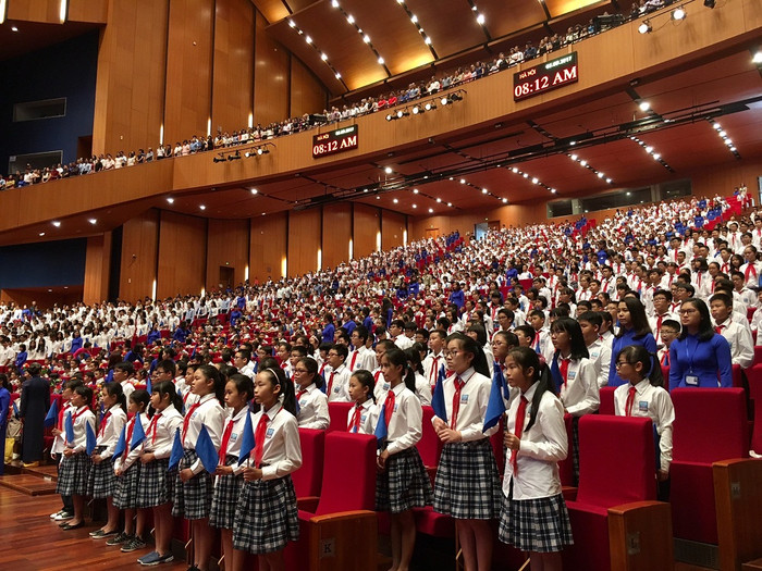 Khối học sinh trung học cơ sở hào hứng trong bộ đồng phục mới dự lễ khai giảng. Khối học sinh trung học cơ sở hào hứng trong bộ đồng phục mới dự lễ khai giảng.