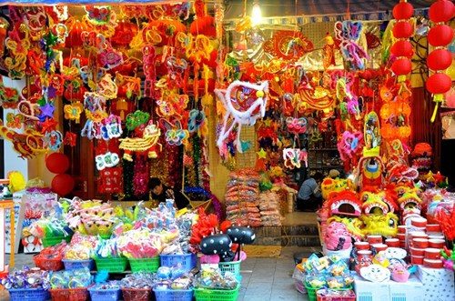 Những món đồ chơi Trung thu truyền thống nằm ở góc nhỏ được bày bán cùng với nhiều đồ chơi hiện đại mang màu sắc rực rỡ. (Ảnh: Thái Nam/ Giaoduc.net.vn) Những món đồ chơi Trung thu truyền thống nằm ở góc nhỏ được bày bán cùng với nhiều đồ chơi hiện đại mang màu sắc rực rỡ. (Ảnh: Thái Nam/ Giaoduc.net.vn)