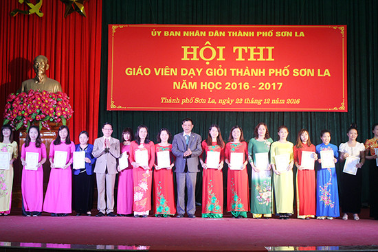 Hai hội thi giáo viên dạy giỏi và chủ nhiệm giỏi có ý nghĩa và giá trị nhất định. Ảnh minh họa: baosonla.org.vn Hai hội thi giáo viên dạy giỏi và chủ nhiệm giỏi có ý nghĩa và giá trị nhất định. Ảnh minh họa: baosonla.org.vn