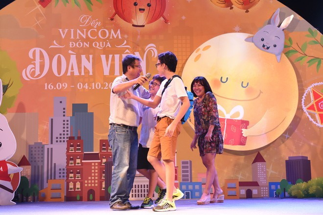 Món quà bất ngờ Vincom dành tặng cho anh Đặng Đức Thanh Phong, một nhân sự tạm xa gia đình 3 tuần để tham gia thi công "Vạn thỏ ngắm siêu trăng", đã gây xúc động cho khán giả. Vincom đã đưa vợ con anh Phong từ Thành phố Hồ Chí Minh ra Hà Nội, đoàn viên với anh sau nhiều ngày xa cách. Món quà bất ngờ Vincom dành tặng cho anh Đặng Đức Thanh Phong, một nhân sự tạm xa gia đình 3 tuần để tham gia thi công "Vạn thỏ ngắm siêu trăng", đã gây xúc động cho khán giả. Vincom đã đưa vợ con anh Phong từ Thành phố Hồ Chí Minh ra Hà Nội, đoàn viên với anh sau nhiều ngày xa cách.