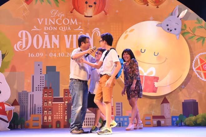 Món quà bất ngờ Vincom dành tặng cho anh Đặng Đức Thanh Phong, một nhân sự tạm xa gia đình 3 tuần để tham gia thi công "Vạn thỏ ngắm siêu trăng", đã gây xúc động cho khán giả. Vincom đã đưa vợ con anh Phong từ Thành phố Hồ Chí Minh ra Hà Nội, đoàn viên với anh sau nhiều ngày xa cách.