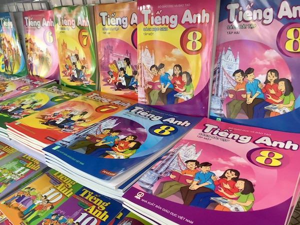 Với những gia đình khó khăn, việc mua sách mới cho con cũng là một khoản đáng lo. (Ảnh minh hoạ: Vương Thuỷ/giaoduc.net.vn)