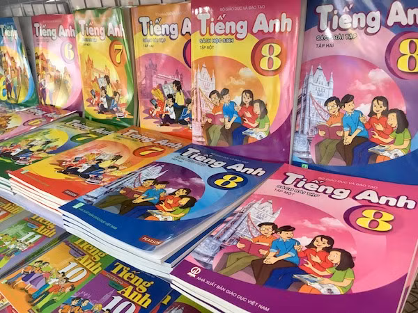 Với những gia đình khó khăn, việc mua sách mới cho con cũng là một khoản đáng lo. (Ảnh minh hoạ: Vương Thuỷ/giaoduc.net.vn) Với những gia đình khó khăn, việc mua sách mới cho con cũng là một khoản đáng lo. (Ảnh minh hoạ: Vương Thuỷ/giaoduc.net.vn)