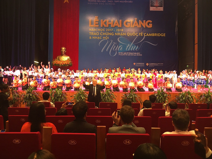 Thầy Nguyễn Trọng Vĩnh cùng bắt nhịp với các học trò cất vang "Bài ca Trường Nguyễn Siêu” trong phần kết của buổi lễ. Thầy Nguyễn Trọng Vĩnh cùng bắt nhịp với các học trò cất vang "Bài ca Trường Nguyễn Siêu” trong phần kết của buổi lễ.