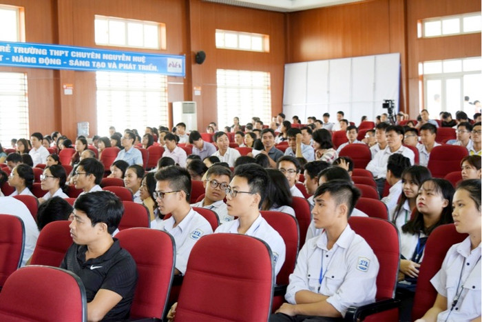 Đông đảo học sinh Trường Trung học phổ thông chuyên Nguyễn Huệ có mặt tại buổi lễ. Đông đảo học sinh Trường Trung học phổ thông chuyên Nguyễn Huệ có mặt tại buổi lễ.