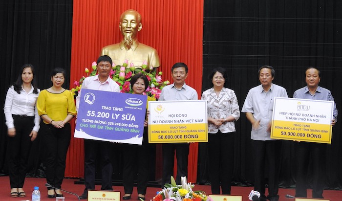 Bà Đặng Thị Ngọc Thịnh – Phó Chủ tịch nước, bà Lê Tuyết Mai - Phó Giám đốc Quỹ Bảo trợ Trẻ em Việt Nam và ông Nguyễn Hồng Tú – Trưởng bán hàng vùng Vinamilk trao bảng tượng trưng 55.200 ly sữa, tương đương 358.248.000 đồng cho trẻ em vùng lũ tỉnh Quảng Bình. Bà Đặng Thị Ngọc Thịnh – Phó Chủ tịch nước, bà Lê Tuyết Mai - Phó Giám đốc Quỹ Bảo trợ Trẻ em Việt Nam và ông Nguyễn Hồng Tú – Trưởng bán hàng vùng Vinamilk trao bảng tượng trưng 55.200 ly sữa, tương đương 358.248.000 đồng cho trẻ em vùng lũ tỉnh Quảng Bình.