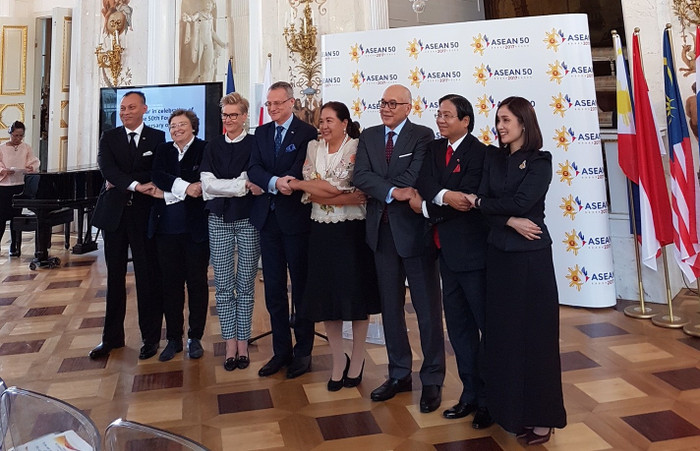 Các vị đại sứ tham gia đã nối vòng tay lớn vì sự ổn định và thịnh vượng của ASEAN.