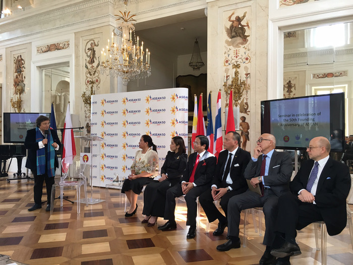 Các đại sứ đối thoại về những vấn đề của ASEAN.