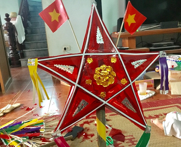 Những chiếc đèn ông sao do bà Tuyến làm rất tỉ mỉ, chắc chắn. (Ảnh: Hồ Thu) Những chiếc đèn ông sao do bà Tuyến làm rất tỉ mỉ, chắc chắn. (Ảnh: Hồ Thu)