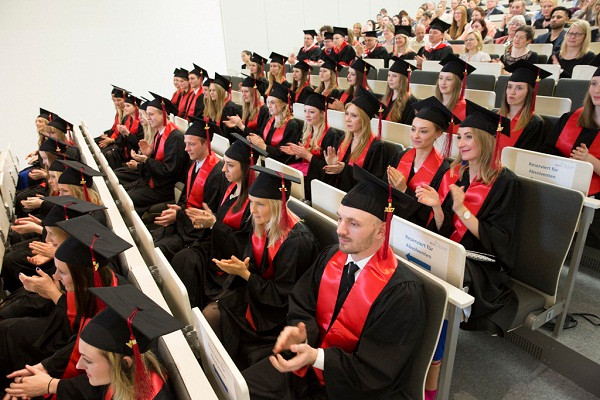 Sinh viên khoa sư phạm nhận bằng Master tại Trường Đại học Tổng hợp Sinh viên khoa sư phạm nhận bằng Master tại Trường Đại học Tổng hợp