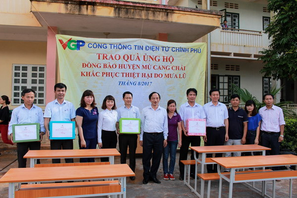 Đoàn công tác trao bàn ghế và các phần quà cho đại diện các điểm trường.