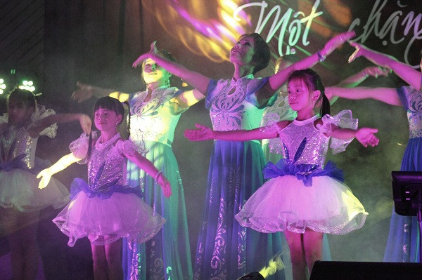 Tiết mục múa “Gia đình nhỏ - Hạnh phúc to” của nhóm “Mẹ &amp; con” thành phố Ausburg