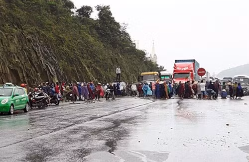 Nhiều người dân bị đối tượng xấu kích động đã tụ tập, ngăn chặn phương tiện giao thông tại địa phận Kỳ Anh (Hà Tĩnh) đầu tháng 4/2017. Ảnh: cand.com.vn.