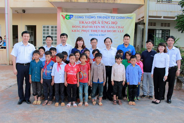 Đoàn công tác chụp ảnh cùng các em học sinh.