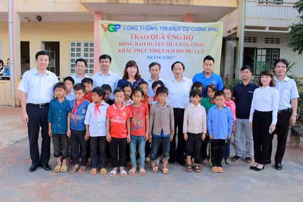 Đoàn công tác chụp ảnh cùng các em học sinh.