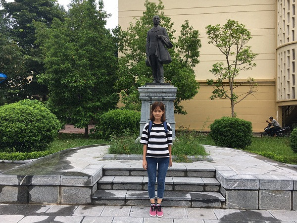 Ngày đầu đến Trường Đại học Y Hà Nội, Nga thấy trường thật rộng và mọi thứ đều lạ lẫm. (Ảnh: Hồ Thu) Ngày đầu đến Trường Đại học Y Hà Nội, Nga thấy trường thật rộng và mọi thứ đều lạ lẫm. (Ảnh: Hồ Thu)